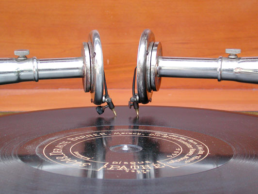 Die Biegung der beiden Saphire entspricht der Drehrichtung der Platte / Both saphir are bended in the same direction like the record turns