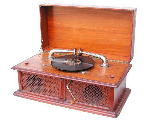 Das Grammophon tönt stark und hat einen einmaligen Klangeffekt / The gramophone sounds strong with this unique sound-effect