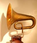 Der Trichter ist eine statische Meisterleistung / The brass horn is a static masterpiece