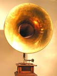 Der Durchmesser des Trichters ist 87 cm / The diameter of the brass horn measures 35"