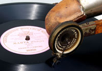 Spielt eine 30 cm Monarch-Platte von Caruso  / Plays a 12" Monarch record by Caruso