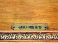 Die Metall-Plaquette mit der Bezeichnung "Pathéphone No.30" / The metal plaque with the inscription "Pathéphone No.30"