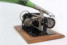 Der Motor ist typisch für ein Gerät der Excelsior Werke Köln / This kind of machine is typically for phonographs by Excelsior Werke