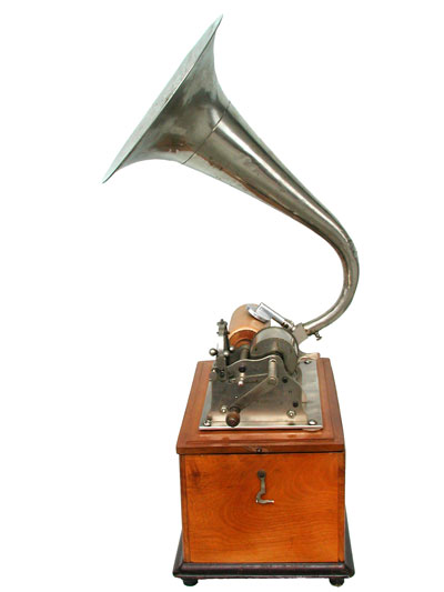 Der Jagdhorntrichter verleiht dem Phonographen ein besonderes Flair / The phonograph is fitted by this elegant hunting horn