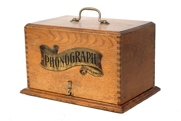 Das einfache Holzgehäuse mit dem Markenzeichen / This simply wooden case protect the phonograph