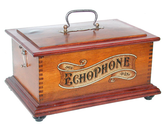 Das handliche Holzgehäuse bietet besten Schutz für das Echophone / The handy wood box protects the Echophone
