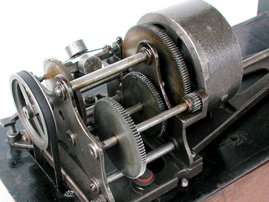 Das ausgeklügelte Räderwerk des Motors  / The sophisticated wheel-work drives the cylinder in a even way