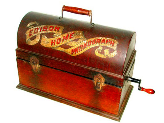 Weil das Gerät wie ein Handkoffer aussieht, wurde es "Suitcase" genannt / The early "Home Phonograph" was nicknamed after its handy "Suitcase-Design" 