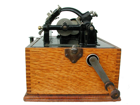 Der Standard Phonograph besticht durch seine einfache Bauweise / The simple method of construction was amazing for its time