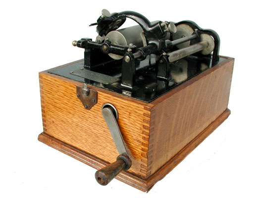 Trotz der aufwändigen Bauweise war dieser Phonograph ein Blligprodukt / This sophisticated phonograph was sold for only 20 US $