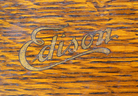 Der typische Edison Schriftzug auf dem Gehäuse / The Edison signature decal on the case