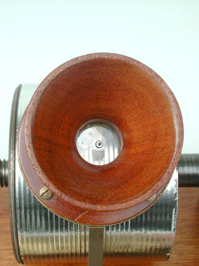 Das Mundstück dient als Mikrophon und Klangverstärker / The mouthpiece is recorder and reproducer