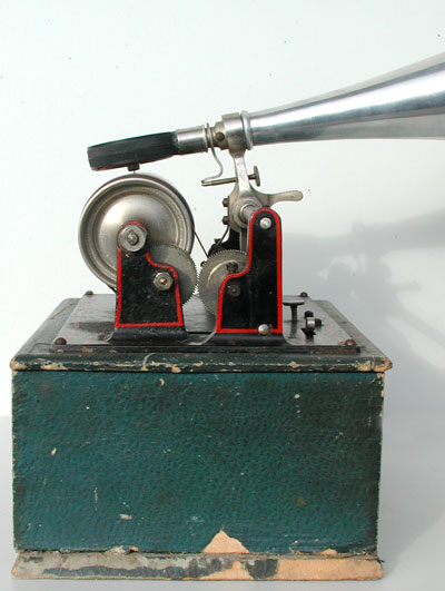 Der Phonograph ist mit einer Pathé Schalldose ausgerüstet / This Girard et Cie. phonograph was fittet originaly by Pathé reproducer