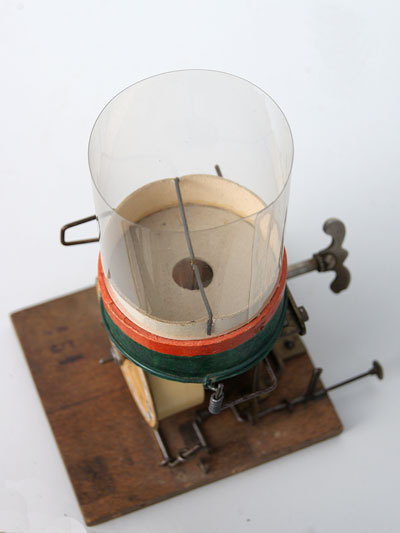 Ein Resonator aus Zelluloid dient als Klangverstärker / A resonator made of celluloid serves as a soundbox