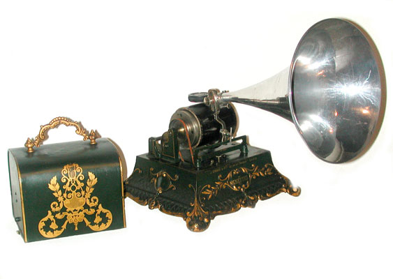 Das Gerät ist reich dekoriert  / The Phonograph with golden ornaments