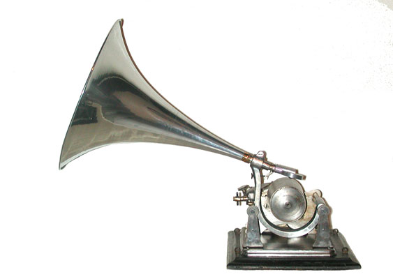 Der Phénix soll über eine Distanz von 500 Metern klingen / It was said, this phonograph sounds over 500m distance