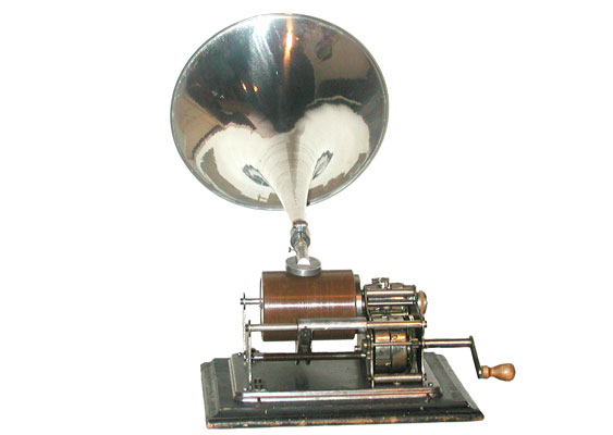 Der Durchmesser des Trichters beträgt 31 cm / The diametre of the horn measures 12"