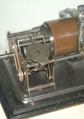 Typisch für den Phénix ist der runde Geschwindigkeitsregler / The round speed regulator is typical for this phonograph
