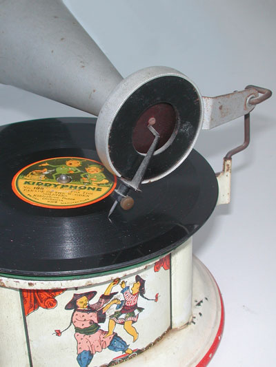 Das Grammophon mit einer Kiddyphone-Schallplatte aus England / The toy gramophone with the original Kiddypone-Record, British manufacture