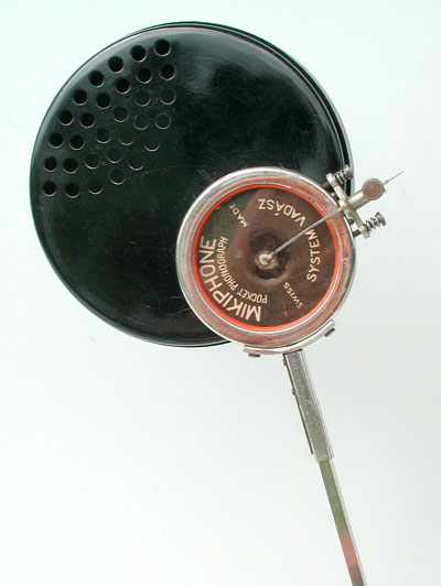 Die Mikiphone-Schalldose und der Resonator aus Bakelit/ Mikiphone sounbox with the resonator in place of a horne