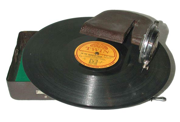 Das "Mikky Phone" spielt Schallplatten bis 25 cm  / The pocked phonographe plays 10' records