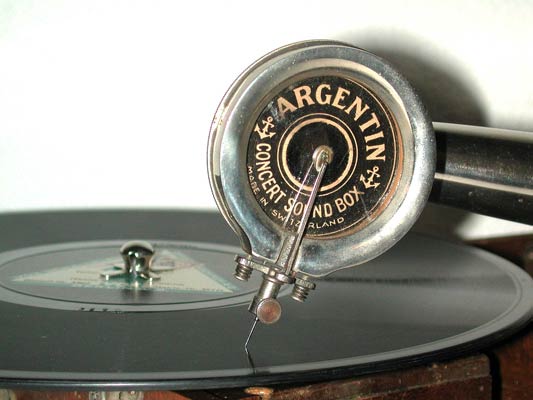 Die "Argentin" Schalldose mit dem Markenzeichen von Thorens / The original sound-box "Argentin" by Thorens
