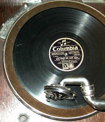 Der abgewinkelte Tonarm soll den Klang positiv beeinflussen / The special angled tona-arm should improve the sound