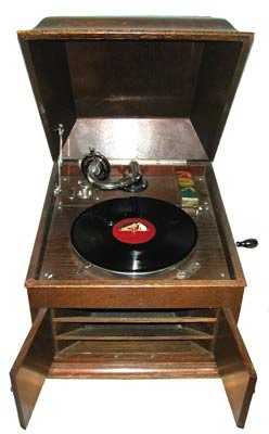 Deckel auf und das Grammophon ist spielbereit / Open the doors and the gramophone is ready to play