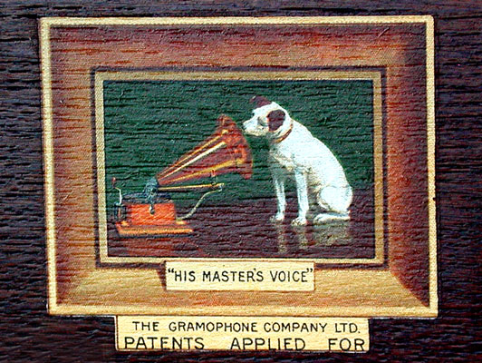 Das Markenzeichen von "His Master's Voice" im Deckel / "His Master's Voice" trade mark inside the wooden lid