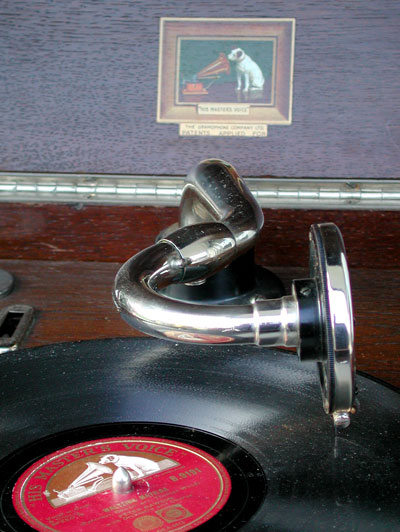 Der abgerundete Tonarm von "His Master's Voice" / The special tone-arm made by the gramophone company