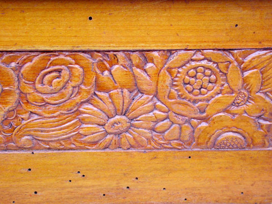 Das Blumenmuster auf dem Holzgehäuse  / The wooden cabinet is decorated with flowers