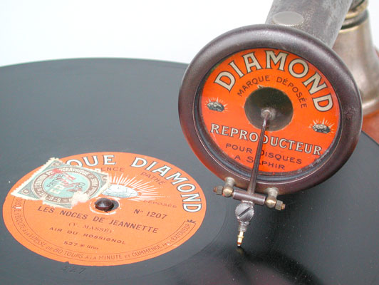 Mit einer Diamond Tiefenschrift-Platte /  With this vertical-cut record by Disque Diamonde