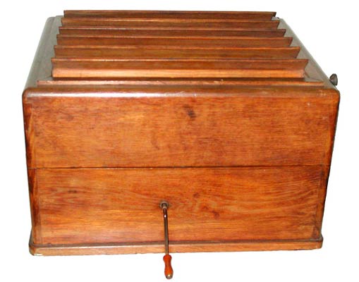 Das schlichte Holzgehäuse kann ganz schön klingen / The simple wooden cabinet sounds well