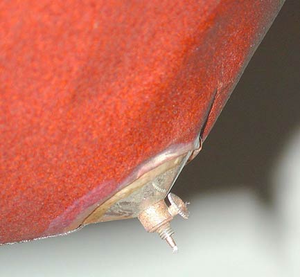 Der Saphir wird direkt in den Pappkegel gesteckt / The saphire is placed in the point of the cone 