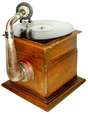 Die panzerhafte Bauweise hält einiges an jugendlichem Übermut aus / The robust case protect the gramophone against juvenile wantonnesse