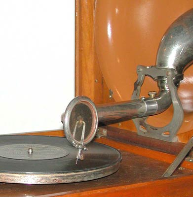 Tonarm und Schalldose mit Stahl-Nadel für Seitenschrift-Platten / Tone-arm and sound-box with steel needle for lateral cut records