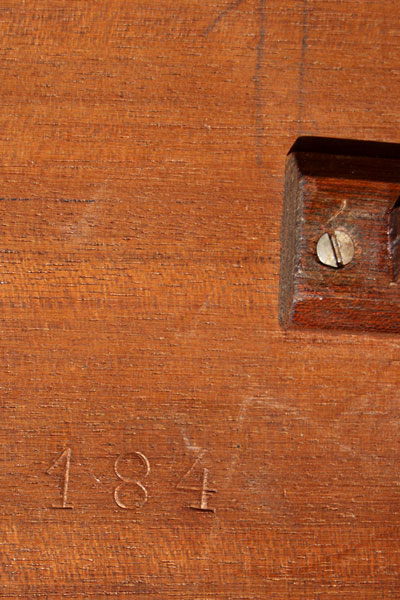 Das Gehäuse trägt die Nummer 184 / The case is stamped with the number 184