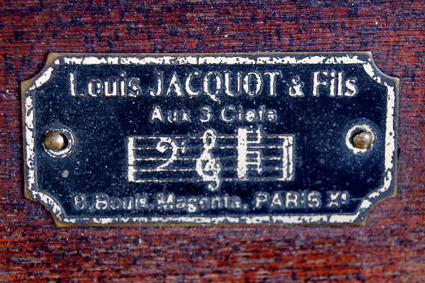 Das Gerät wurde von Louis Jacquot & Fils in Paris verkauft /  The gramophone was sold in Paris by Louis Jacquot & Fils 