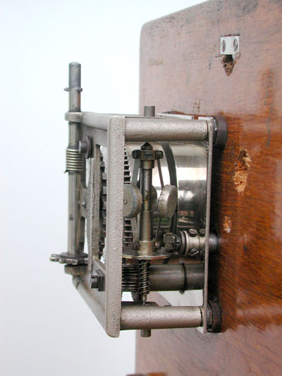 Der Phrynis-Motor wurde auf die Unterseite des Deckels montiert / The motor by Phrynis was mounted on the lid