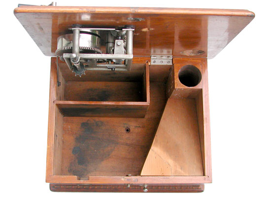 Es hat genügend Platz zum Versorgen von Schalldose, Tonarm und Kurbel / The case is prepared to store parts like tone-arm, sound-box and crank