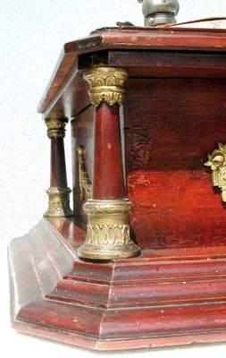 Die vergoldeten Holz-Säulen des Gehäuses / The golden pilars of the wooden case