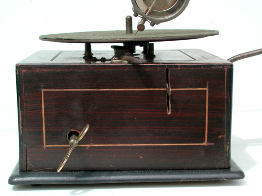 Wurde das Gehäuse für Musikdose oder Grammophon gebaut? / The case is designed like the Music Boxes from this time