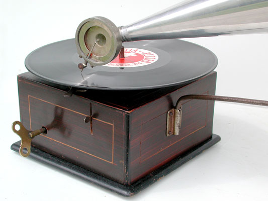 Das Gehäuse hat ein ähnliches Design wie die Musikdosen der Zeit / The design is similar of the traditional Swiss Musix Boxes