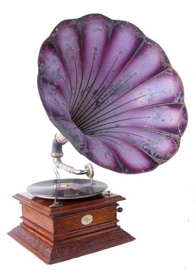 Das Grammophon mit dem imposanten Blumentrichter / The gramophone and its impressive flower horn