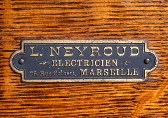 Das Grammophon wurde in Marseille verkauft / Electricien Neyoroud sold this gramophone in Marseille