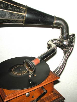 Der typische "Bras acoustique" /  The "Bras acoustique" is typical for Pathé's first gramophones