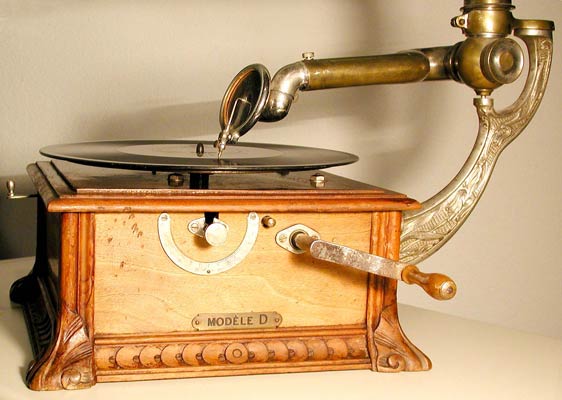 Das Pathé Modèle D in voller Aktion / The gramophone in full action
