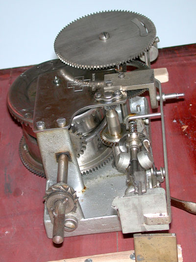 Der Motor mit Münzautomatik ist von Thorens / The Swiss made motor by Thorens