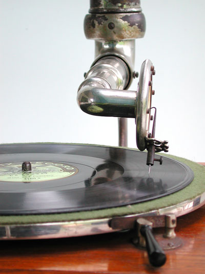 Die Schalldose spielt Platten mit Seitenschrift / This sound-box plays records wit lateral cut