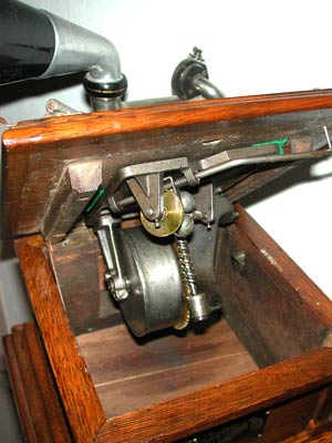 Das Innenleben des Grammophones mit Motor / The motor inside the wooden case